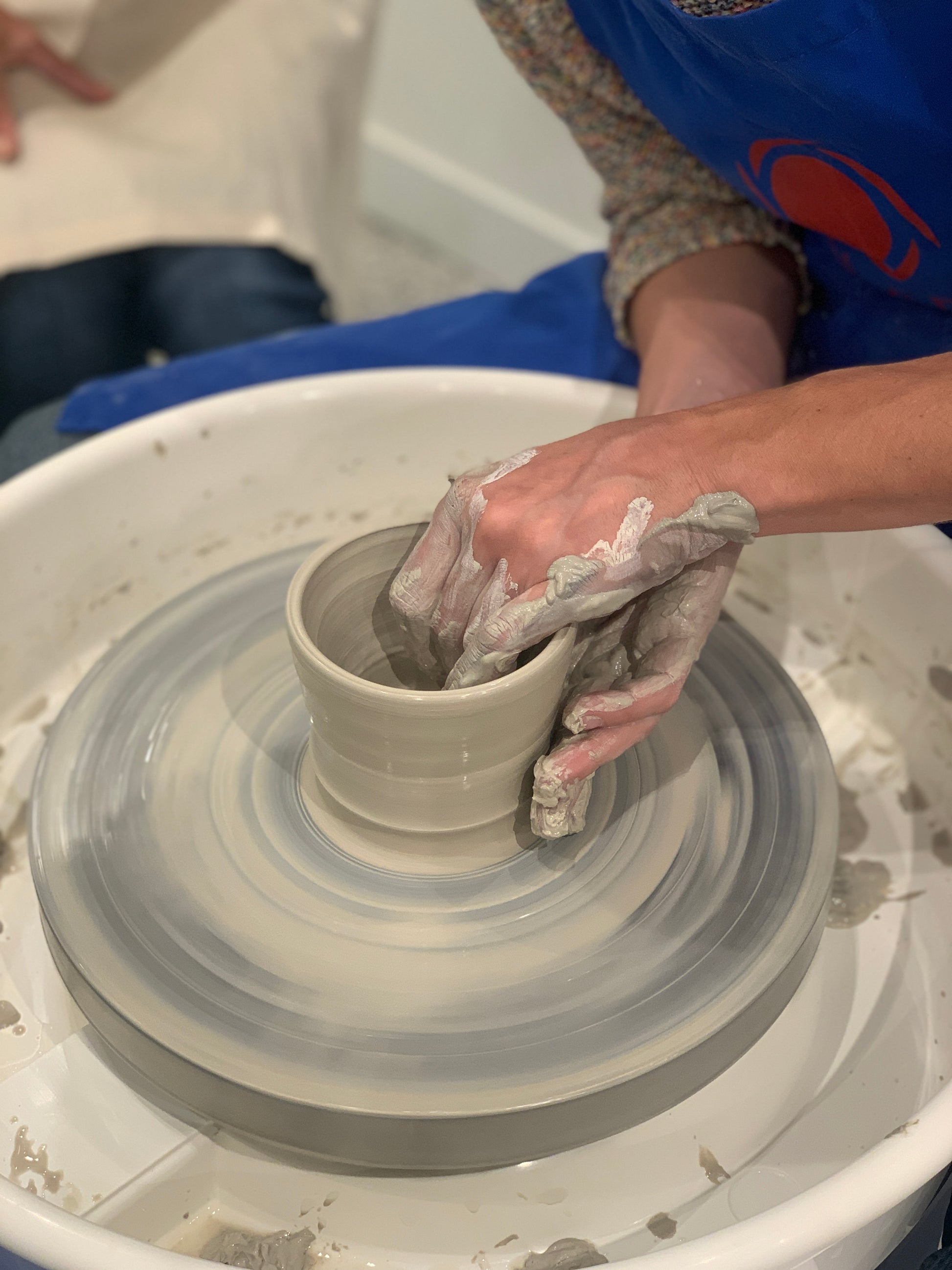 Atelier tournage - Initiation à la poterie Paris 14ème - Apprenez